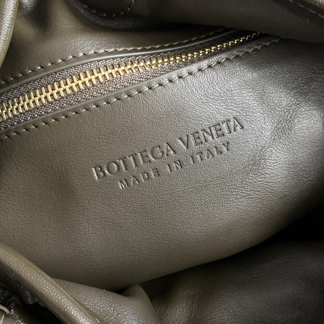 Batch 1960 It seems that this bag from BV has been popular recently ~ The new Hop is really not too beautiful. The whole bag has no seams. The bag body and handles are made of one piece of leather. It reflects the style and essence of Bottega Veneta. It truly represents craftsmanship and creativity. The large size has a very loose and lazy upper body. Big bag lovers will definitely not regret buying it. Style number: 796262 Size: 46*21*10cm